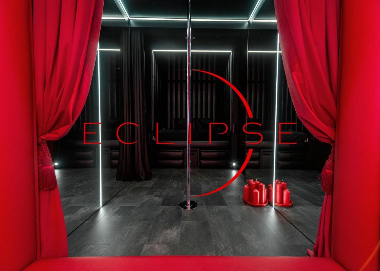 Eclipse Red Apartment *